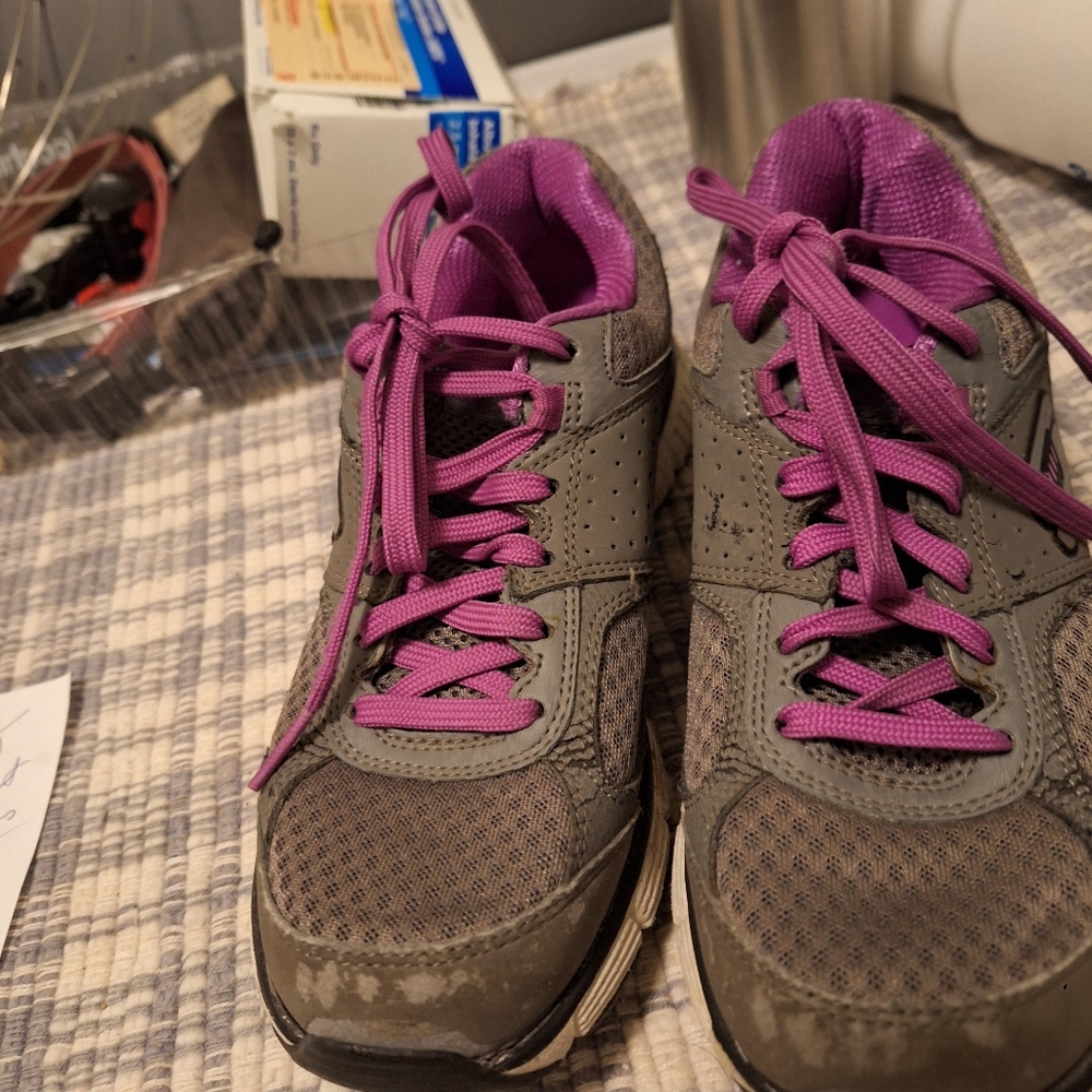 Sketchers size 6